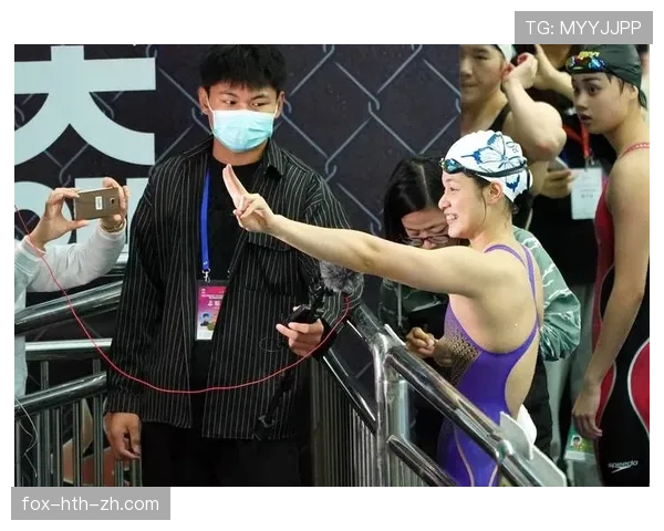 余依婷随手一张家居照，运动裤下竟然露出名表和礼袋，我这普通人被反差暴击