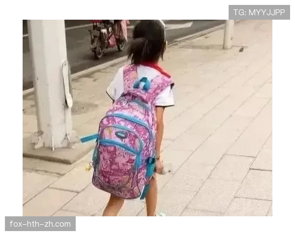 蒋圣龙居然还在用学生时代的旧书包？奢侈圈怕是没他一半能耐吧！